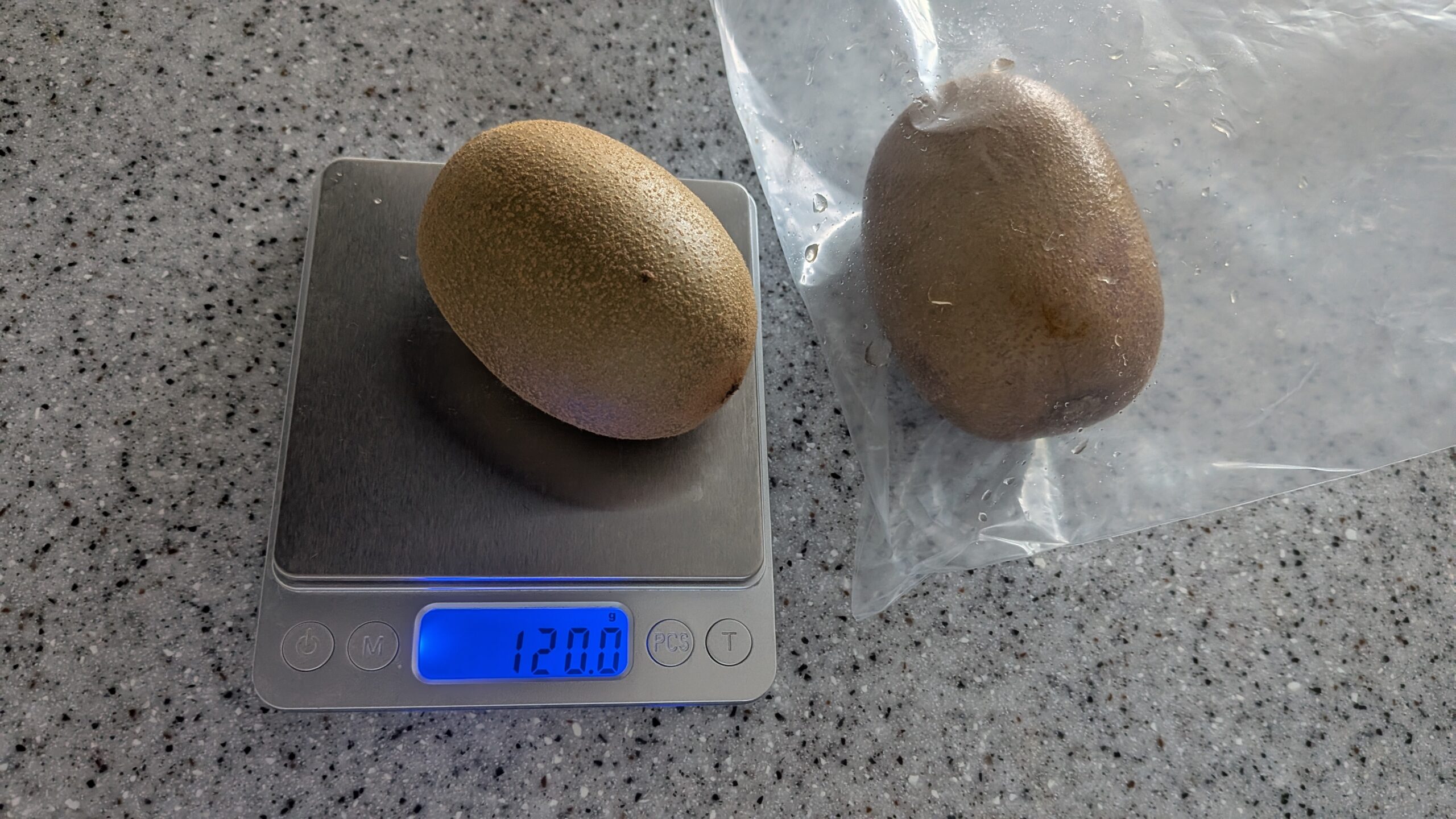 コストコのキウイをキッチンスケールで計量、120.0g